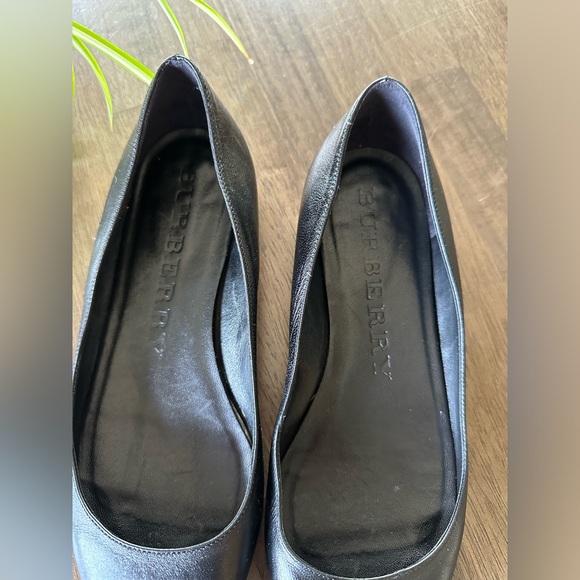 Burberry Black Leather flats with gold detail on heel- size Women’s 39- 8.5 US - Picture 2 of 11